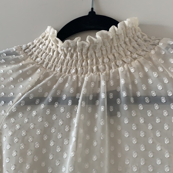 Gorgeous cream blouse. Perfect for work - Picture 2 of 4